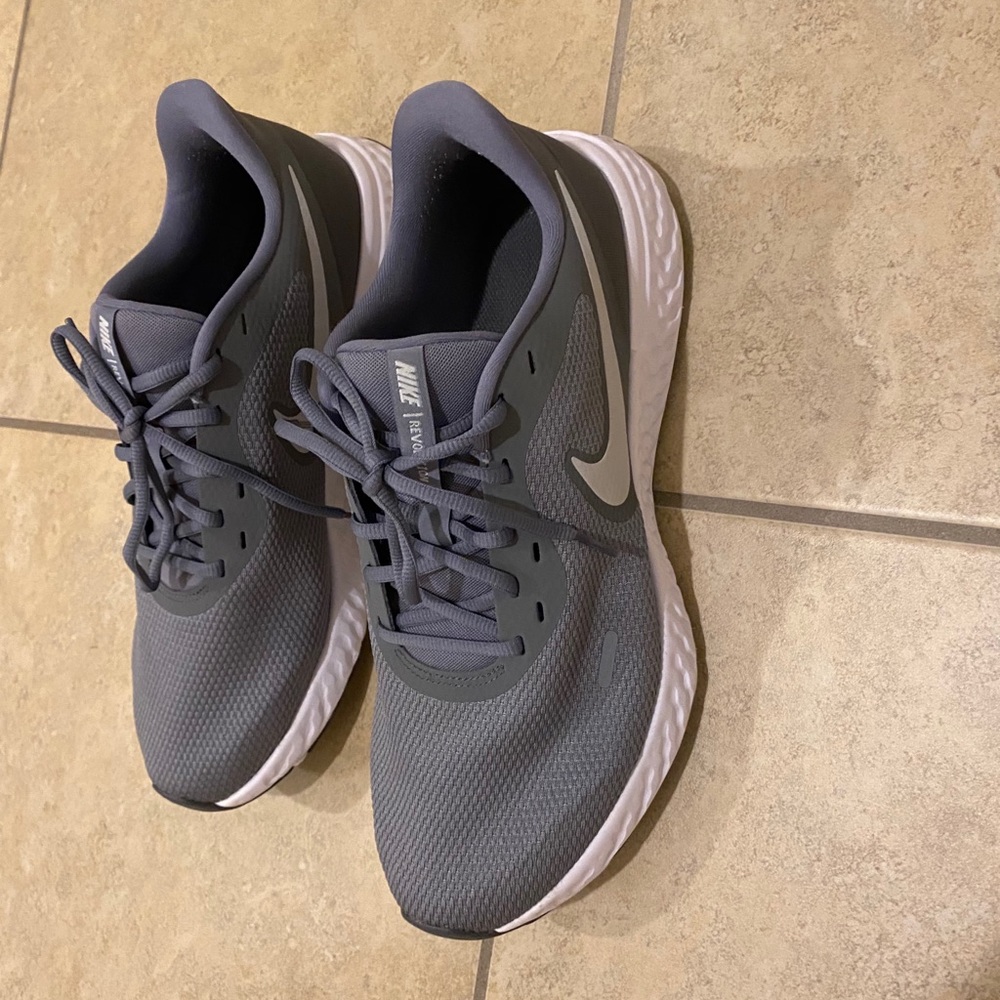 Men’s Nike Revolution